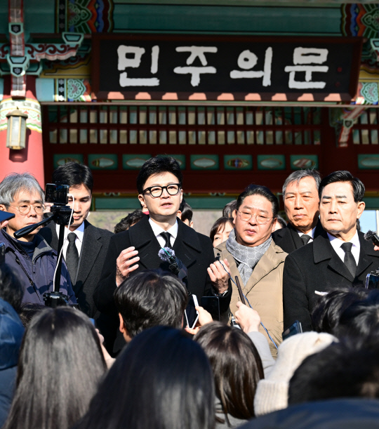 한동훈 국민의힘 비상대책위원장이 4일 광주 북구 국립5·18민주묘지에서 참배를 마치고 발언하고 있다.<연합뉴스 사진>